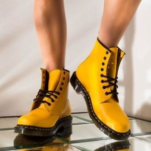 Dr. Martens Women's 1460 8-Eye Yellow Smooth Size 9